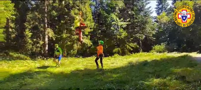 Cade con la mountain bike in montagna mentre scendeva in sella alla sua bici elettrica