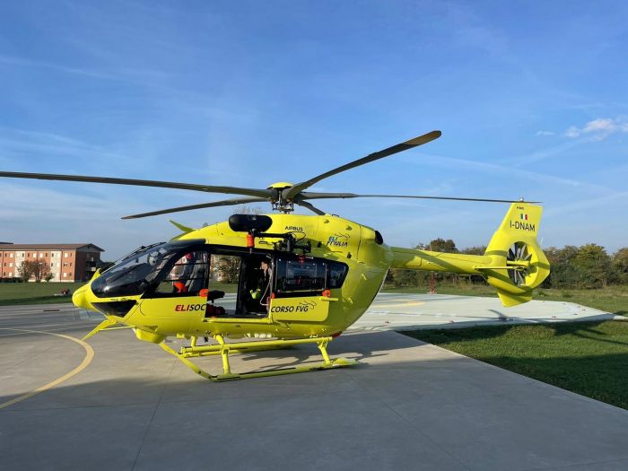 Fvg, frontale tra due auto di primo mattino: un mezzo finisce nel fossato, 3 all'ospedale 