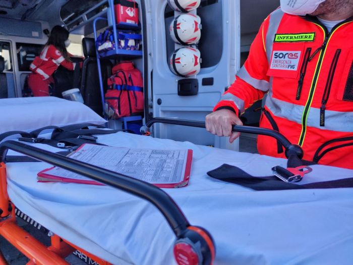 Fvg, frontale tra due auto nella notte: entrambi i conducenti all'ospedale 