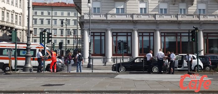 Riva del Mandracchio, scontro tra due mezzi: ambulanza sul posto
