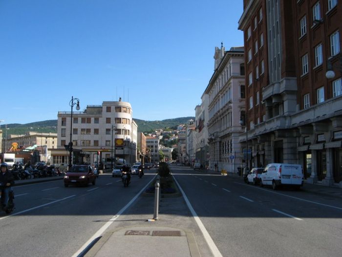 Corso Cavour, buca nell'asfalto: pezzo di strada chiusa, intervento in corso