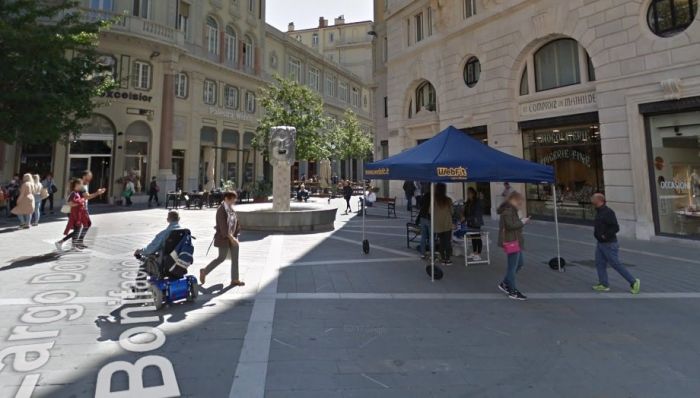 Fa 'sport' in centro utilizzando una mazza, fermato dalla polizia 