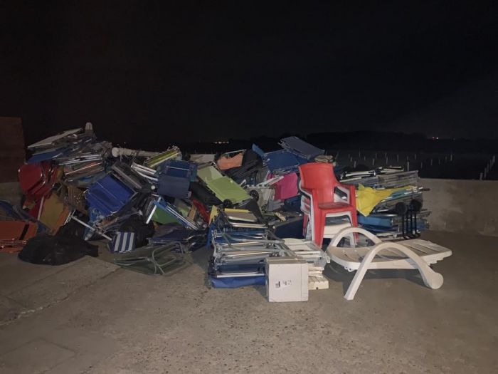 Spiagge occupate dopo il tramonto, a Lignano sequestrate 250 attrezzature balneari