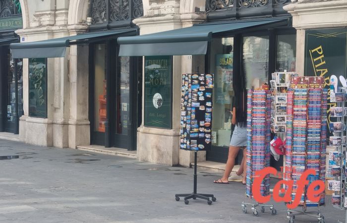 Piazza Unità, giovane coppia di turisti compra un "gratta e vinci" ricordo