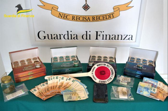Fvg, acquista via internet 128 flaconcini di cristalli di cannabis: consegnati a casa dalla Finanza, poi arrestato!! 