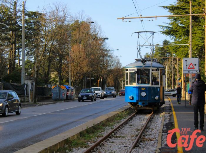 Auto slovena sui binari: tram fermo, ma domani riprende il servizio