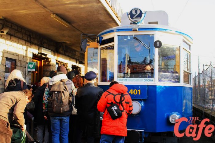 Cartacce e lattine lungo la funicolare del tram, segnalazione di un triestino e il disappunto dei turisti