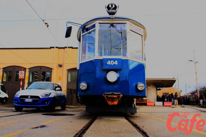 Incidente tra un'auto e il tram in centro: giovane neopatentata non dà la precedenza