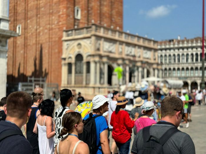 Venezia,  scattano sanzioni da 350 euro per gruppi superiori alle 25 persone