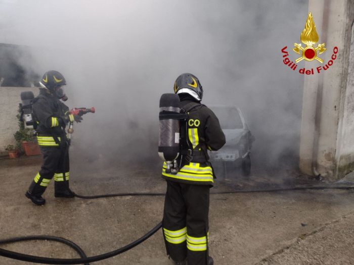 Incendio in una palazzina di via dell'Istria, vigili del fuoco sul posto 