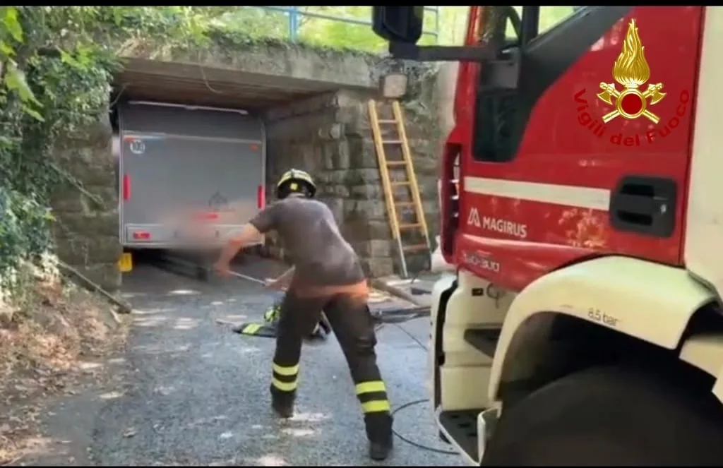 Navigatore lo tradisce: roulotte incastrata nel sottopasso di Montebello (VIDEO) 