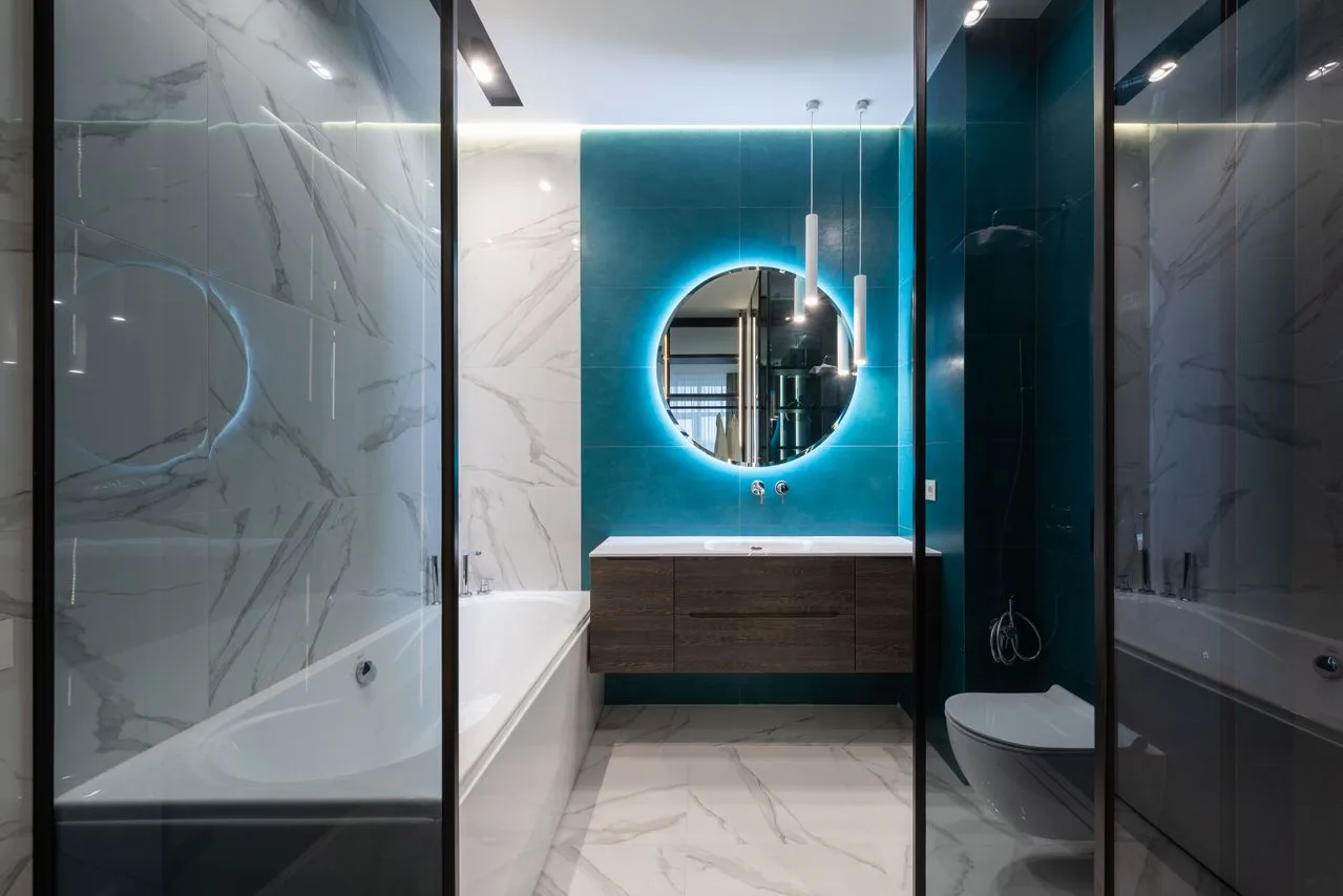 Dove posizionare lo specchio per migliorare la luminosità del bagno?