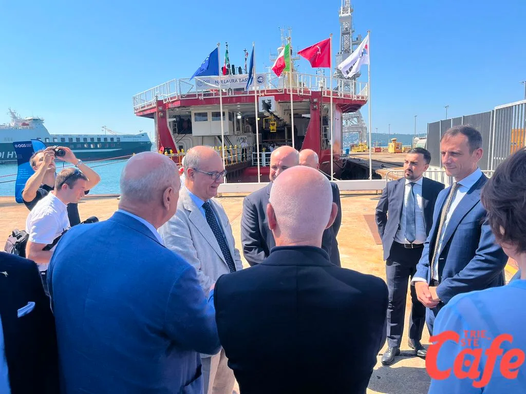 Valditara a Trieste accelera sull'intelligenza artificiale: "100 milioni per innovare la scuola italiana" (VIDEO)