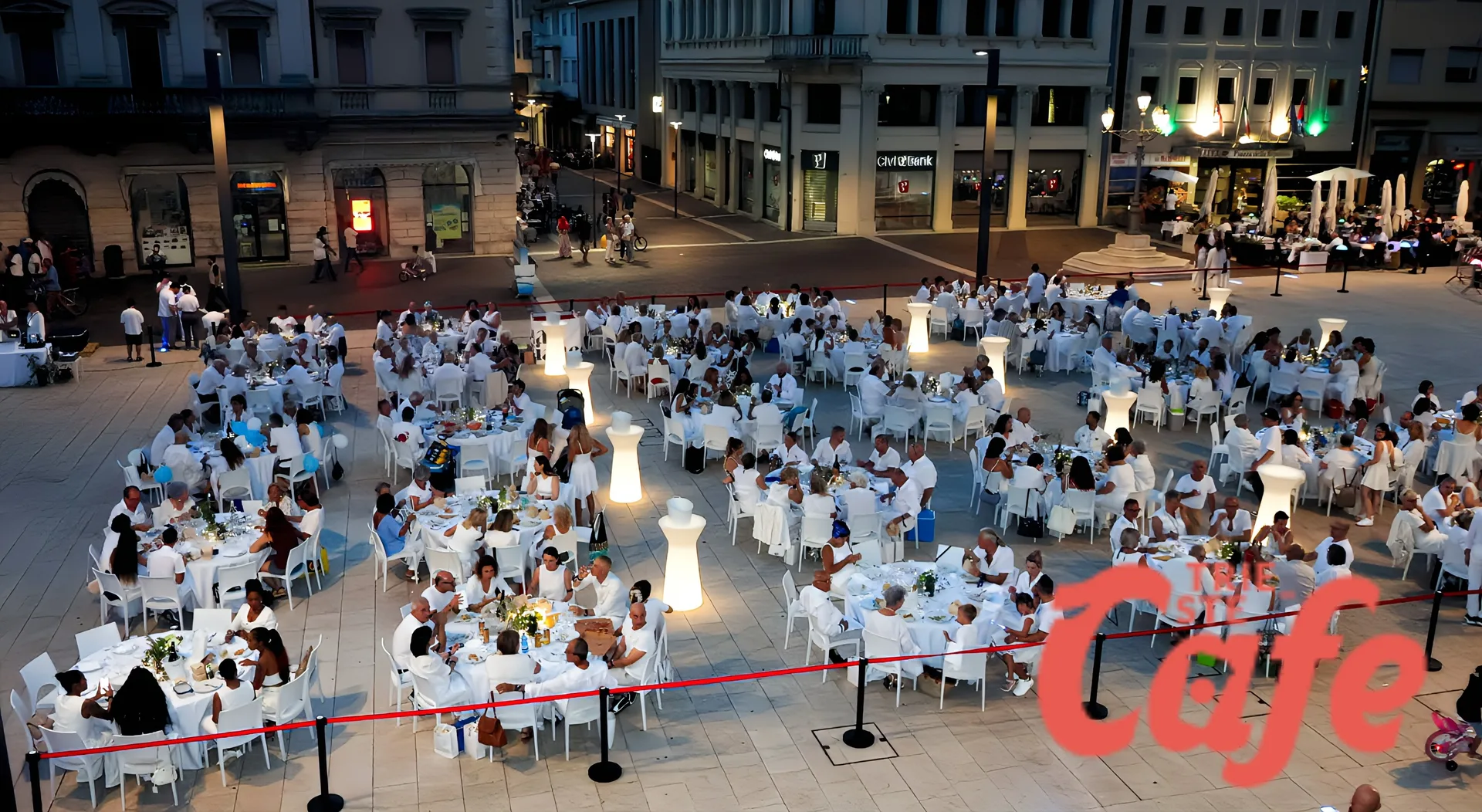 Monfalcone, la Cena in Bianco conquista la piazza: autismo, spettacolo e comunità al centro della serata