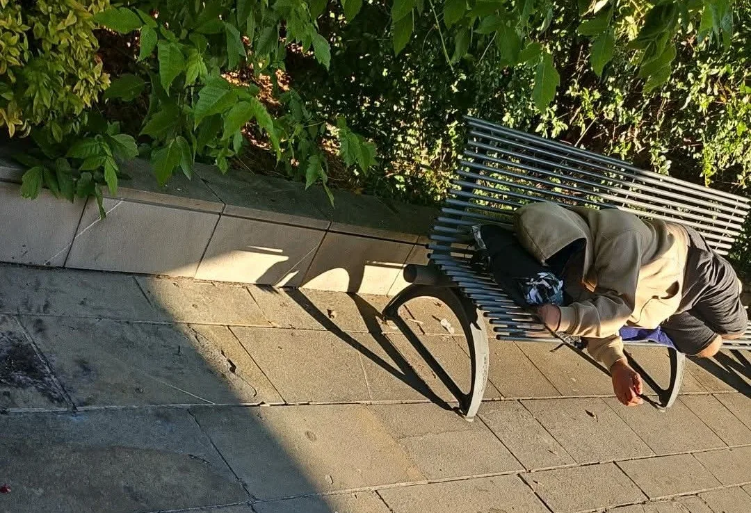 Trieste, persone dormono in piazza San Giacomo: «Succede di notte, mattina e pomeriggio»
