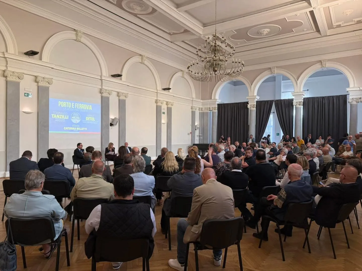 Trieste, sala gremita e pubblico di ogni età: grande successo per l'evento di Fratelli d'Italia su porto e ferrovia