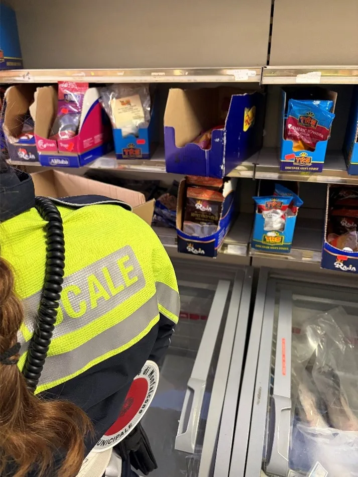 Odori sospetti da un negozio alimentare: scattano i controlli, sequestri e sanzioni a Monfalcone