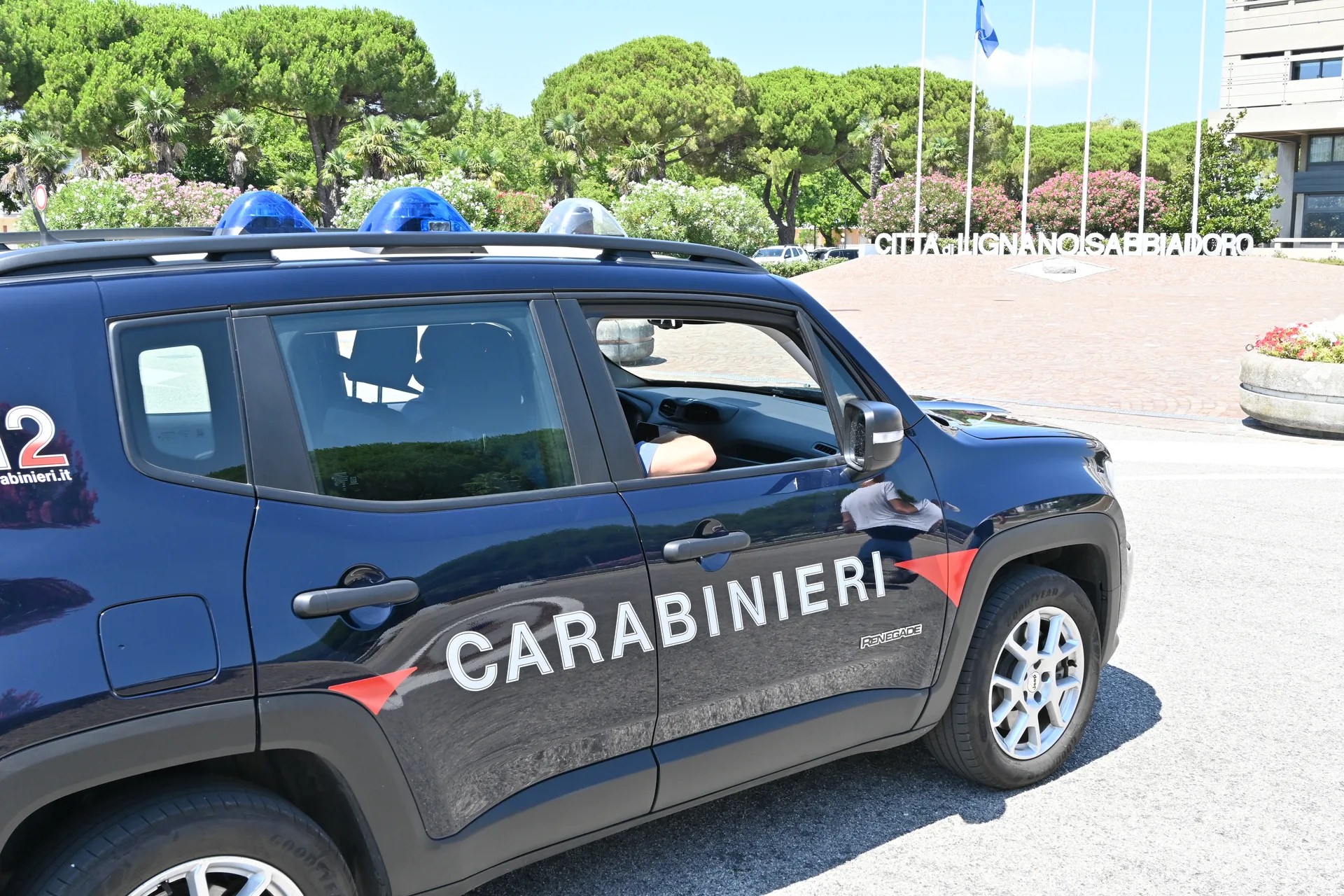 Rubano un'auto e una carta di pagamento a Lignano Sabbiadoro: arrestati due 18enni