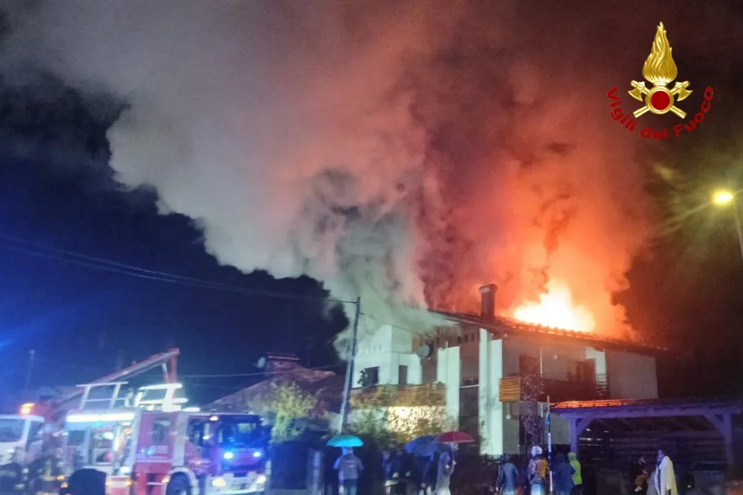 Fvg, incendio in una casa di tre piani: residenti fuori, pompieri fermano le fiamme