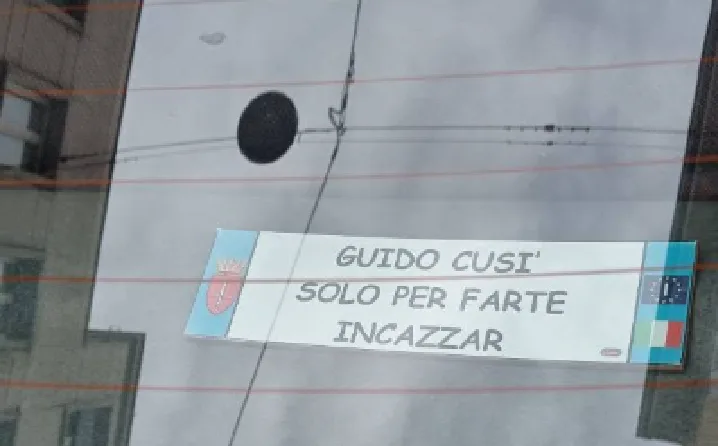 Trieste, il biglietto sul parabrezza strappa un sorriso: «Guido cusì solo per farte incazzar»