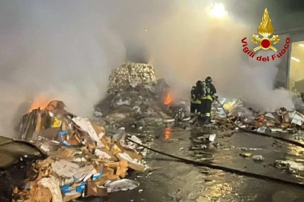 Trieste, incendio di ecoballe in via Errera: Vigili del fuoco al lavoro per tutta la notte (VIDEO) 
