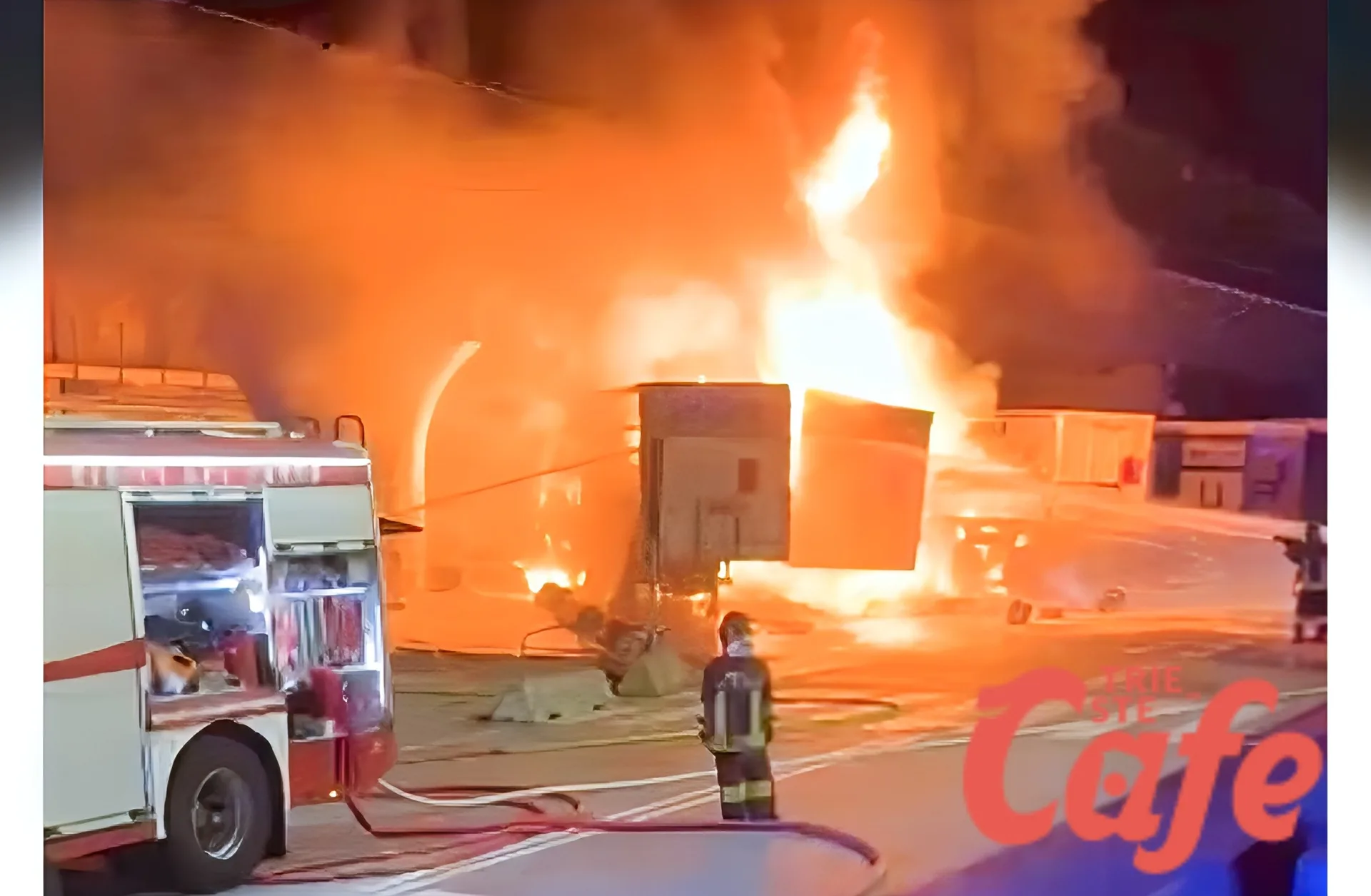 Trieste, incendio in porto: ora stanno bruciando tre camion, alta colonna di fumo sulla città