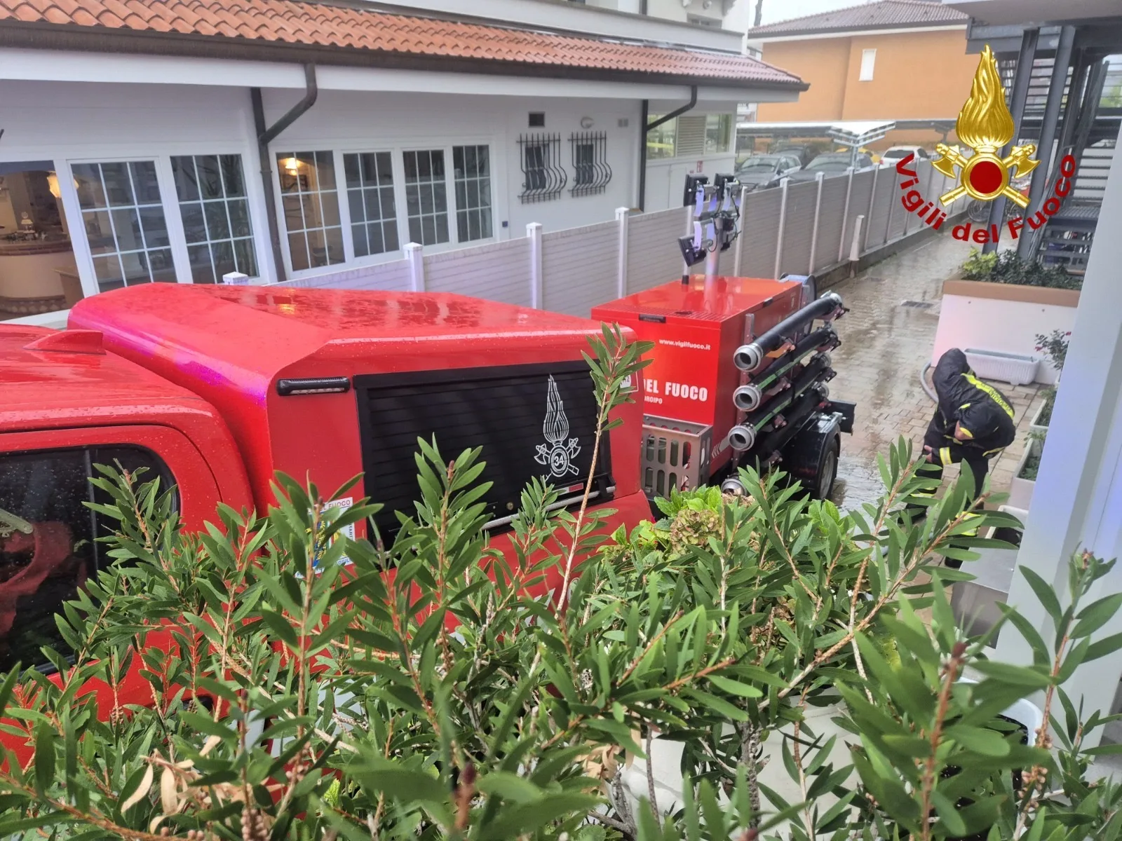 Trieste, Vigili del fuoco in prima linea contro il maltempo: 41 interventi in poche ore, sommozzatori pronti per la notte