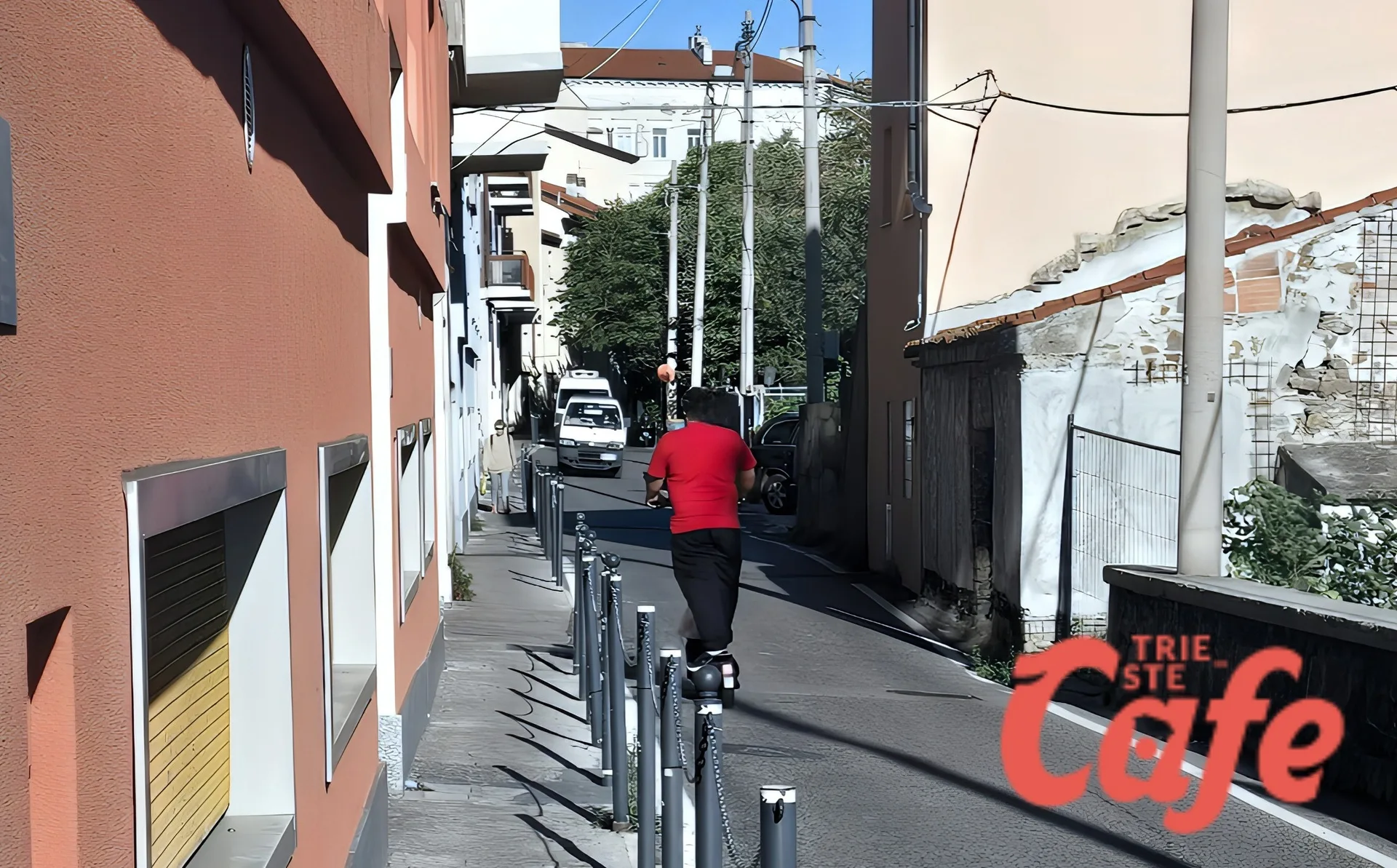 Monopattino contromano in via del Veltro: due auto in arrivo, rischio incidente