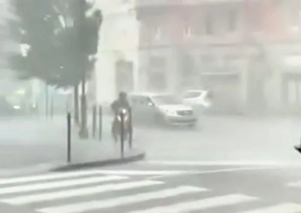 Forte "neverin" su Trieste: pioggia battente e raffiche di vento in città
