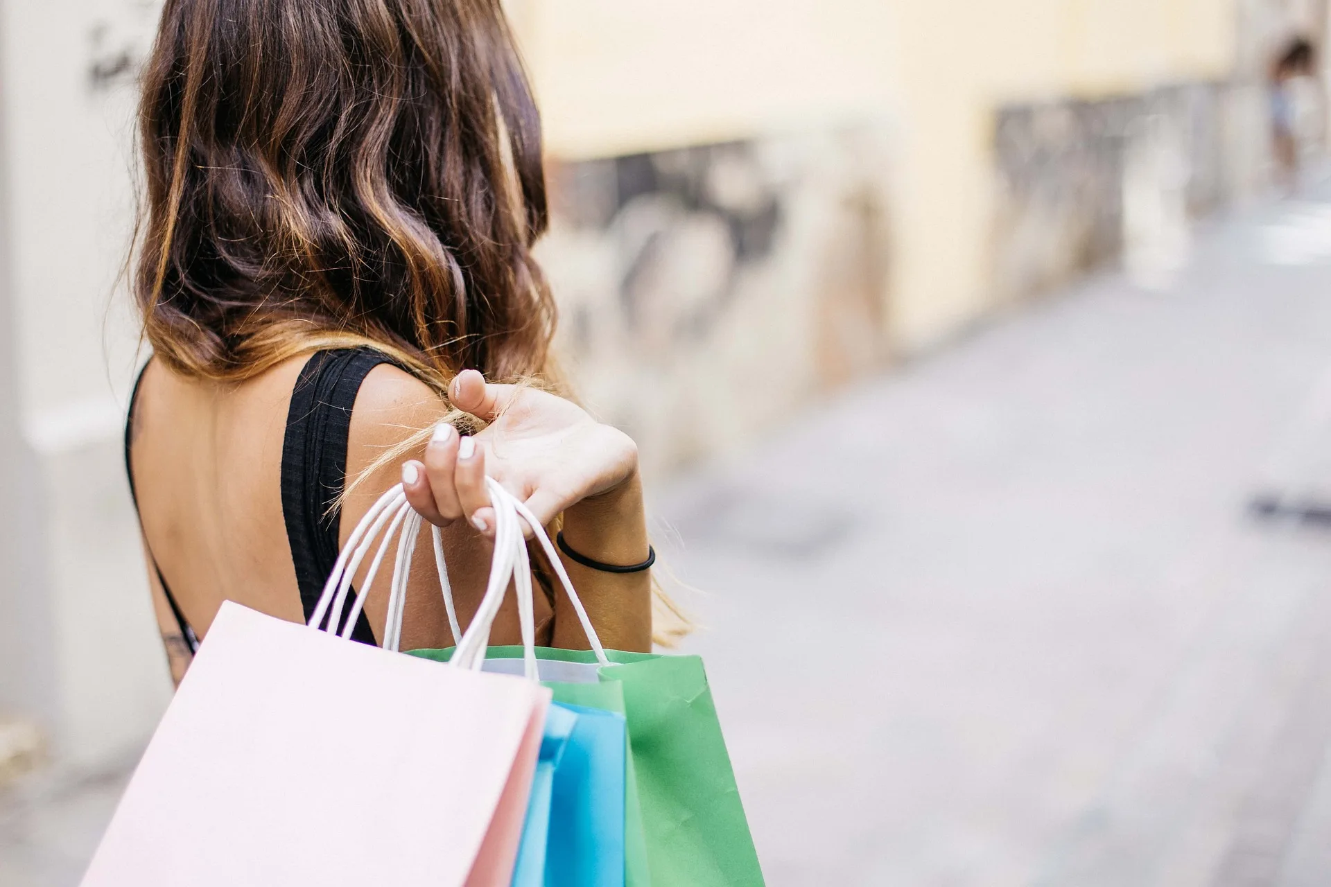 Saldi al via in Fvg, a Trieste negozi aperti fino a tardi per lo shopping