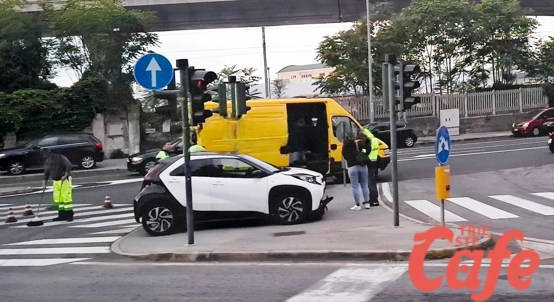 Scontro mattutino tra auto e moto al semaforo: incidente in via Svevo, rallentamenti