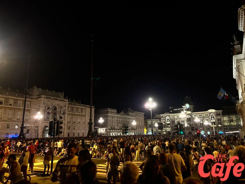 Trieste in delirio per i mille droni, Piazza Unità stracolma: una notte di luce, musica ed emozioni (FOTO - VIDEO)