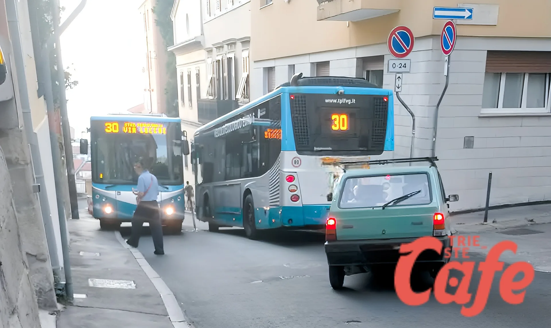 Scontro tra due autobus della linea 30 in via Ciamician, vetro dell'autista in frantumi