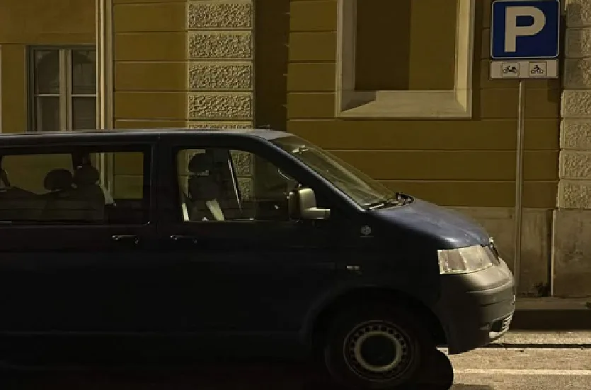 Via Gambini, la protesta di un residente: «I posti per gli scooter occupati dalle auto»