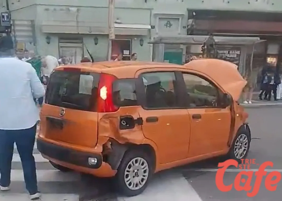 Trieste, schianto in piazza Goldoni: Fiat Panda danneggiata, dinamica al vaglio (VIDEO) 