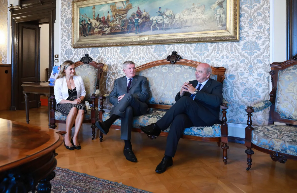 Il nuovo console sloveno Tomaž Kunstelj ricevuto in municipio da Dipiazza