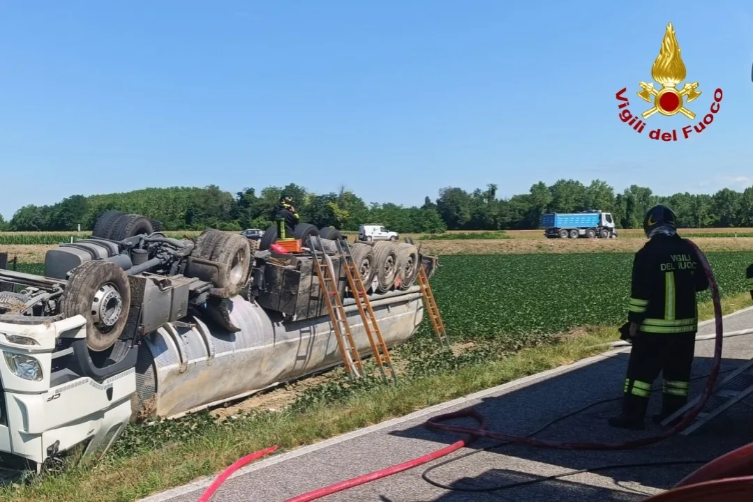 Fvg, autocisterna fuori strada con 30 mila litri di carburante: intervento dei Vigili del fuoco