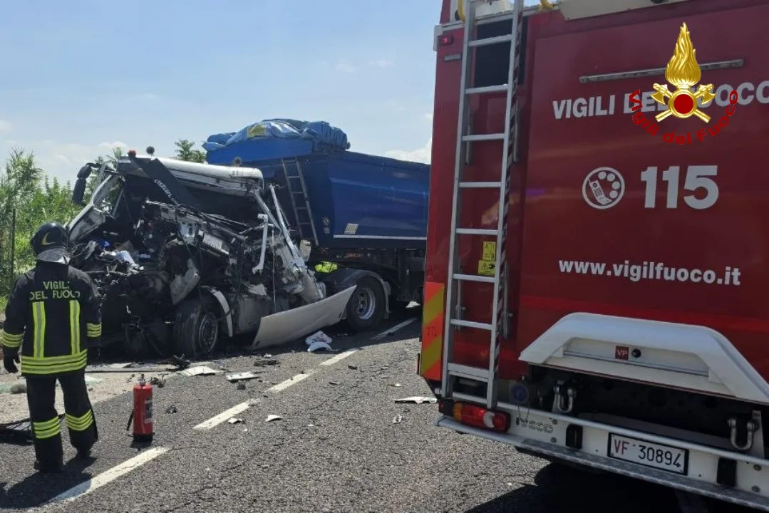 Scontro frontale tra due camion in Fvg: un autista estratto dalle lamiere e portato in elicottero