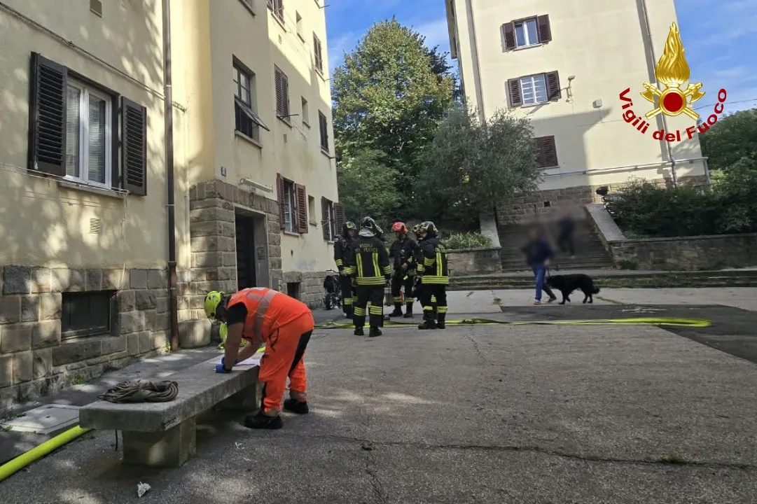 Trieste, incendio in via Santi: tre persone, tra cui una minore, portate fuori dallo stabile invaso dal fumo