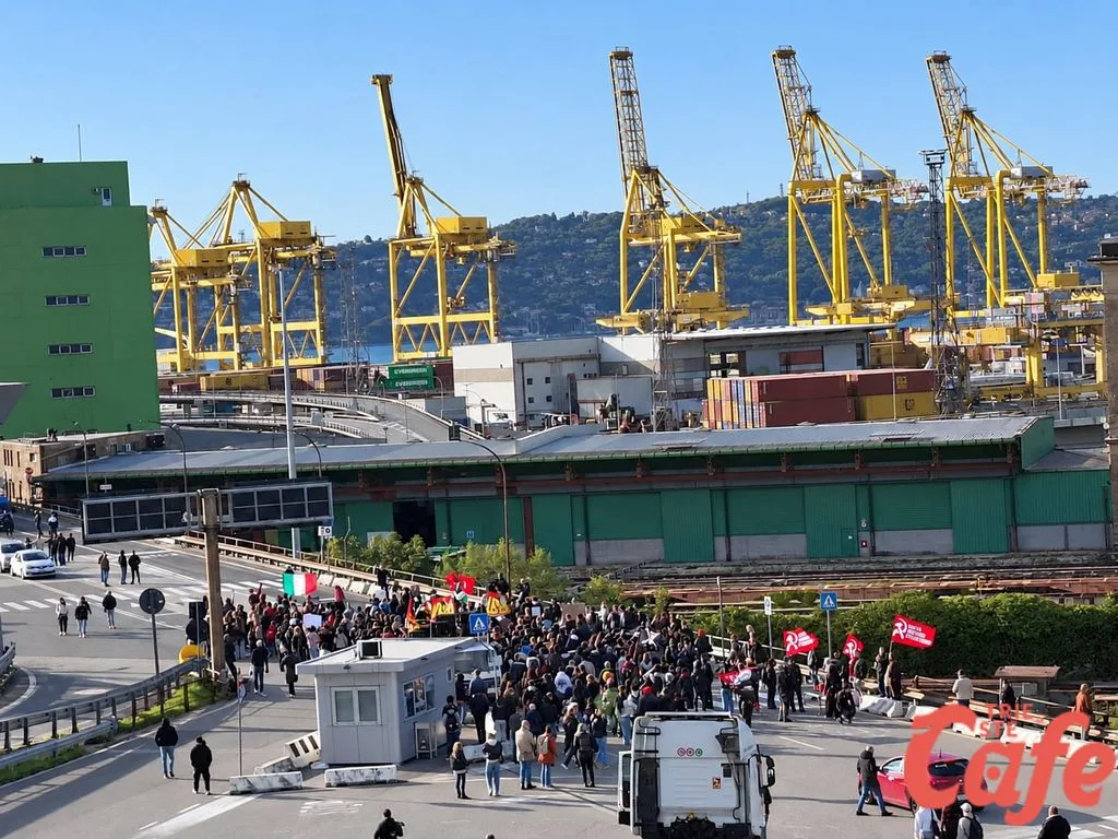 Trieste, i manifestanti si radunano al porto: il corteo atteso verso piazza Libertà