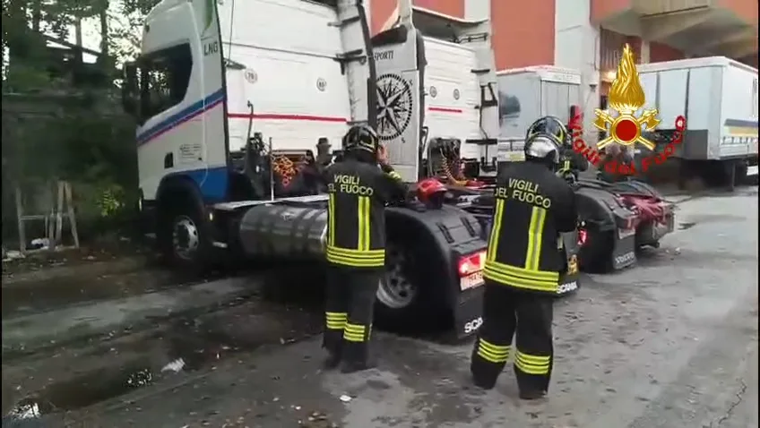 Trieste, fuga di gas da un serbatoio GNL nel Porto Nuovo: scatta l’intervento dei Vigili del fuoco
