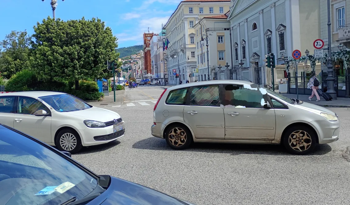 Trieste, sosta selvaggia in piazza Tommaseo: “Servono più controlli e multe”