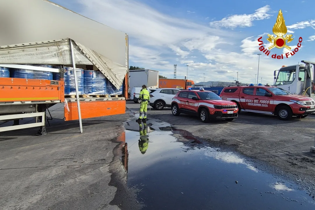 Trieste, odore anomalo da un carico di resine infiammabili: controlli in Piazzale Legnami