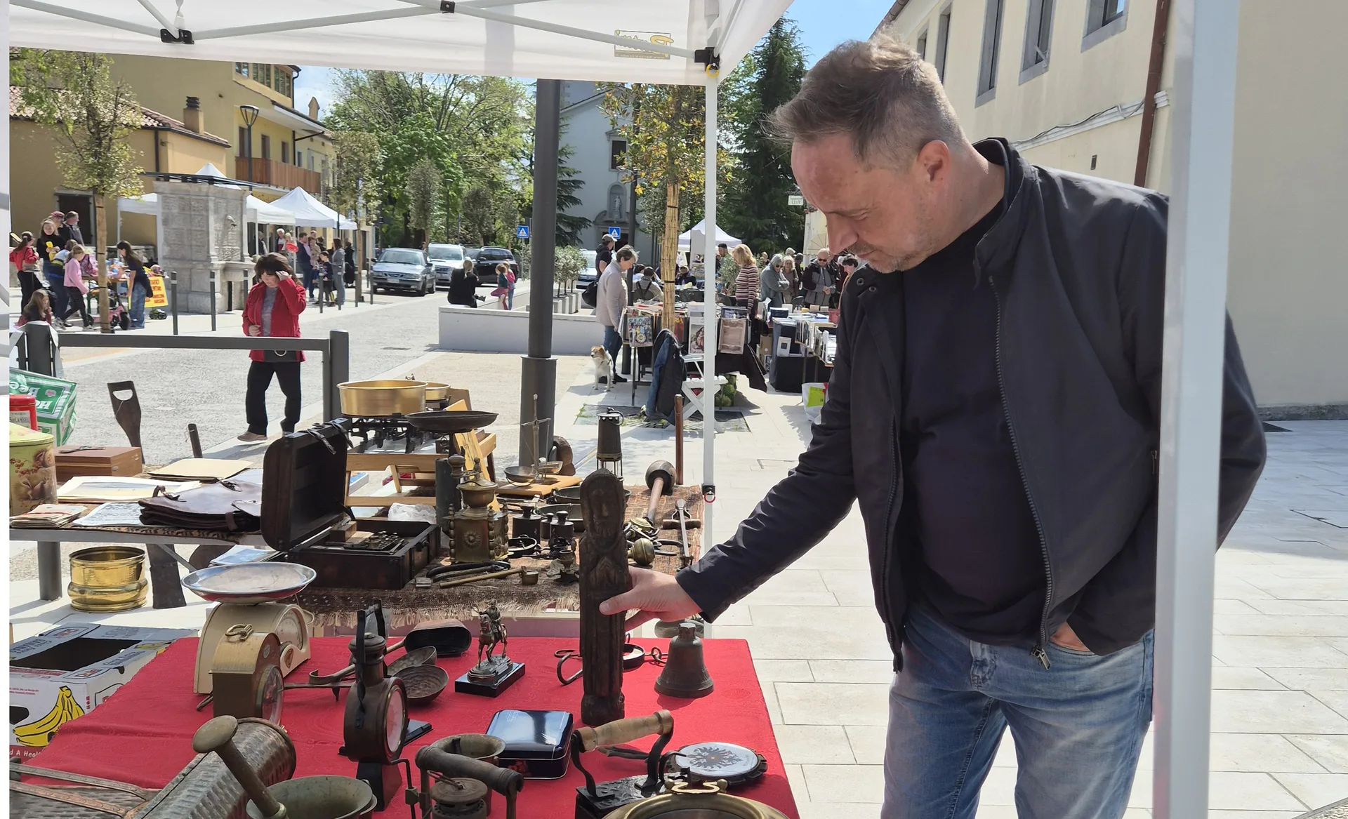 Aurisina, torna il Mercatino delle pulci: antiquariato, collezionismo e artigianato in Piazza San Rocco