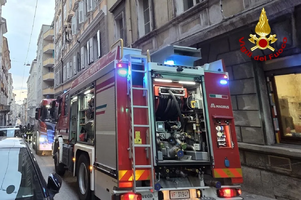 Paura nel centro di Trieste: incendio al secondo piano, evacuate le famiglie dello stabile
