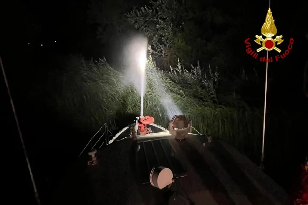 Incendi tra Monfalcone e San Giovanni di Duino, notte di fuoco: Canadair ed elicottero in azione