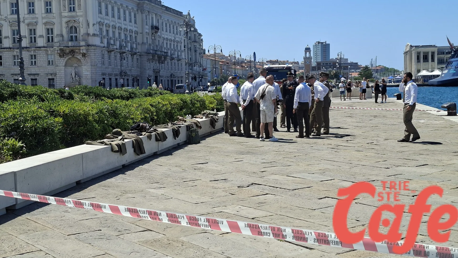 A Trieste militari dell'Accademia salvano un uomo finito con l'auto in mare