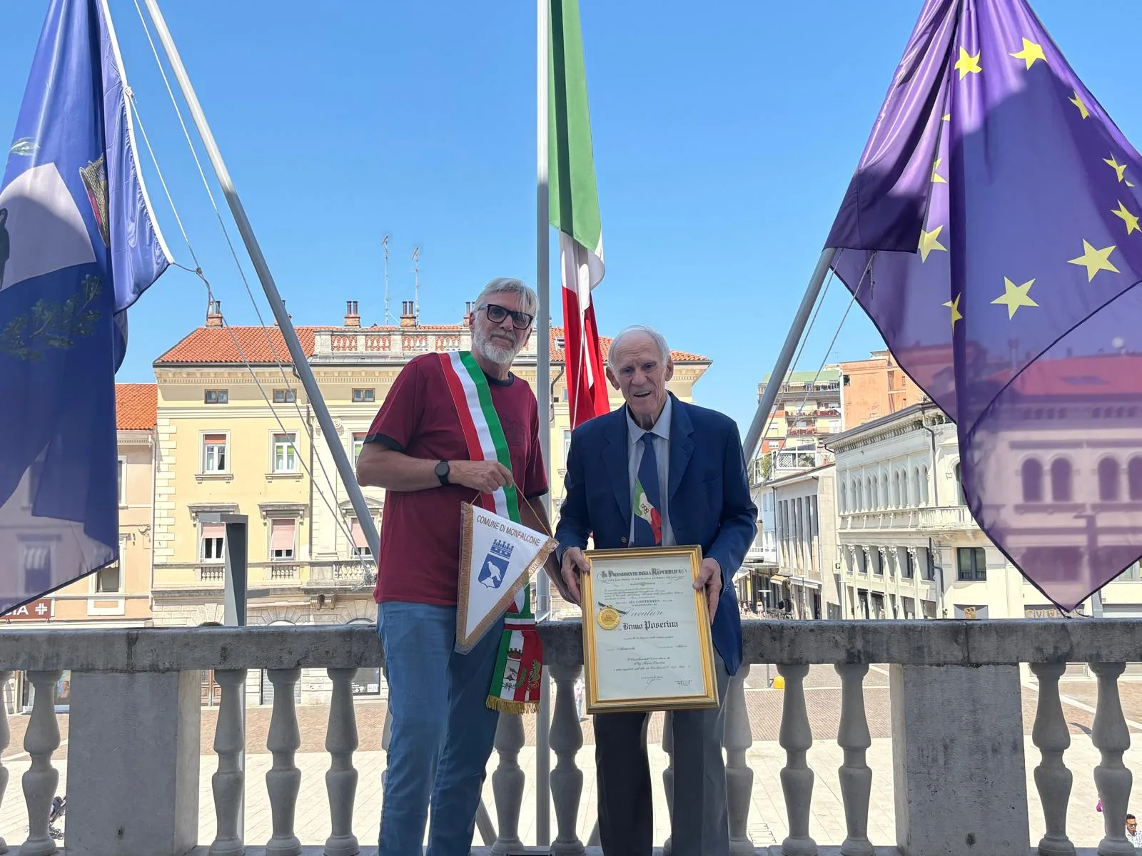 Consegnato il gagliardetto della Città di Monfalcone a Bruno Poserina, Campione italiano di Decathlon