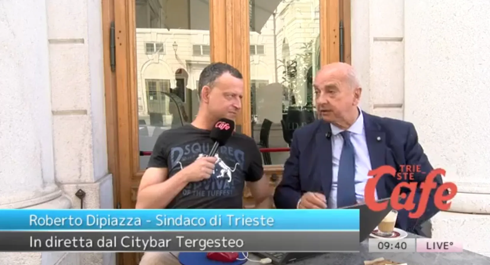 Trieste, Dipiazza sorprende tutti in diretta: canta i Pooh e si prende gli applausi della piazza (VIDEO)