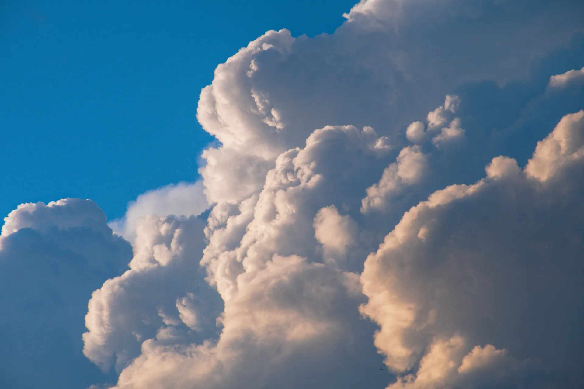 Il meteo di lunedì 26 ottobre, cielo poco nuvoloso